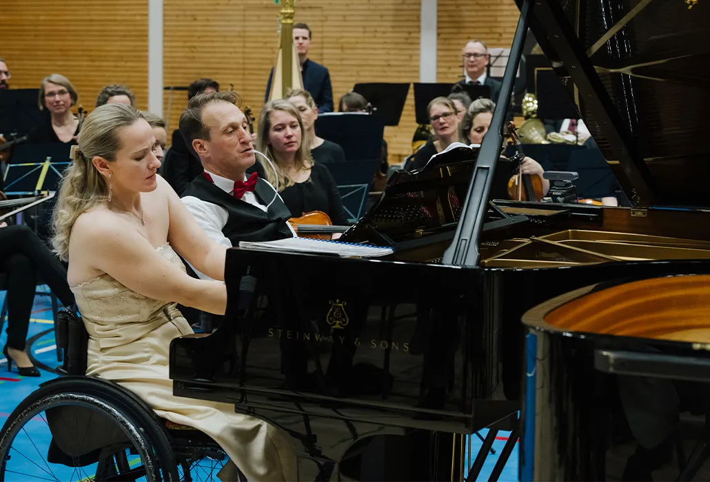 Elina Kaikova und Christian Wenk beim Benefizkonzert 2024 im SPZ Nottwil, zusammen mit dem Sinfonieorchester Nota Bene.