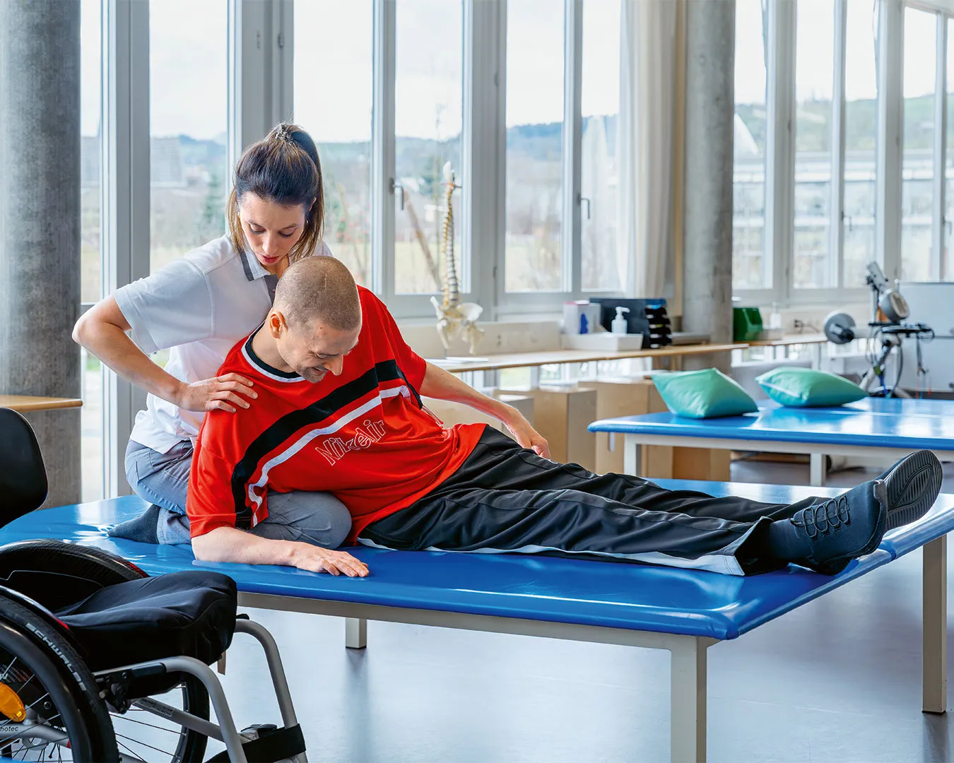 Physiotherapeutin mit Patient