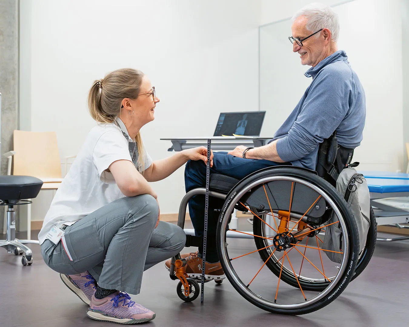 Ergotherapeutin Nathalie Blümel mit Patienten