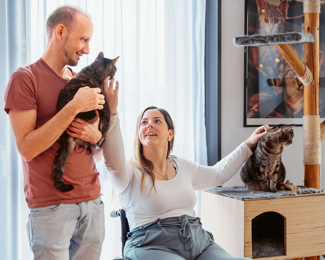 Tanja Odermatt mit ihrem Freund und ihren Katzen