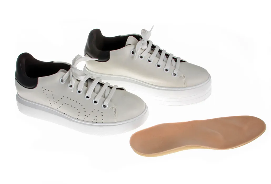 Orthopädische Schuhzurichtung wird mittels nach Fuss geformter Einlage eine passende Stütze gegeben.