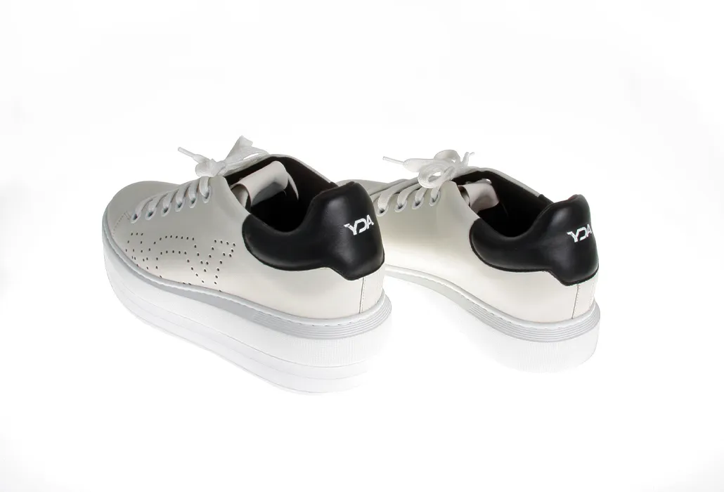 Orthopädische Schuhzurichtung, zum Beispiel bei einer Beinlängendifferenz, wird hier an der Schuhsohle und teils im Schuh drin aufgebaut um die Höhe auszugleichen.