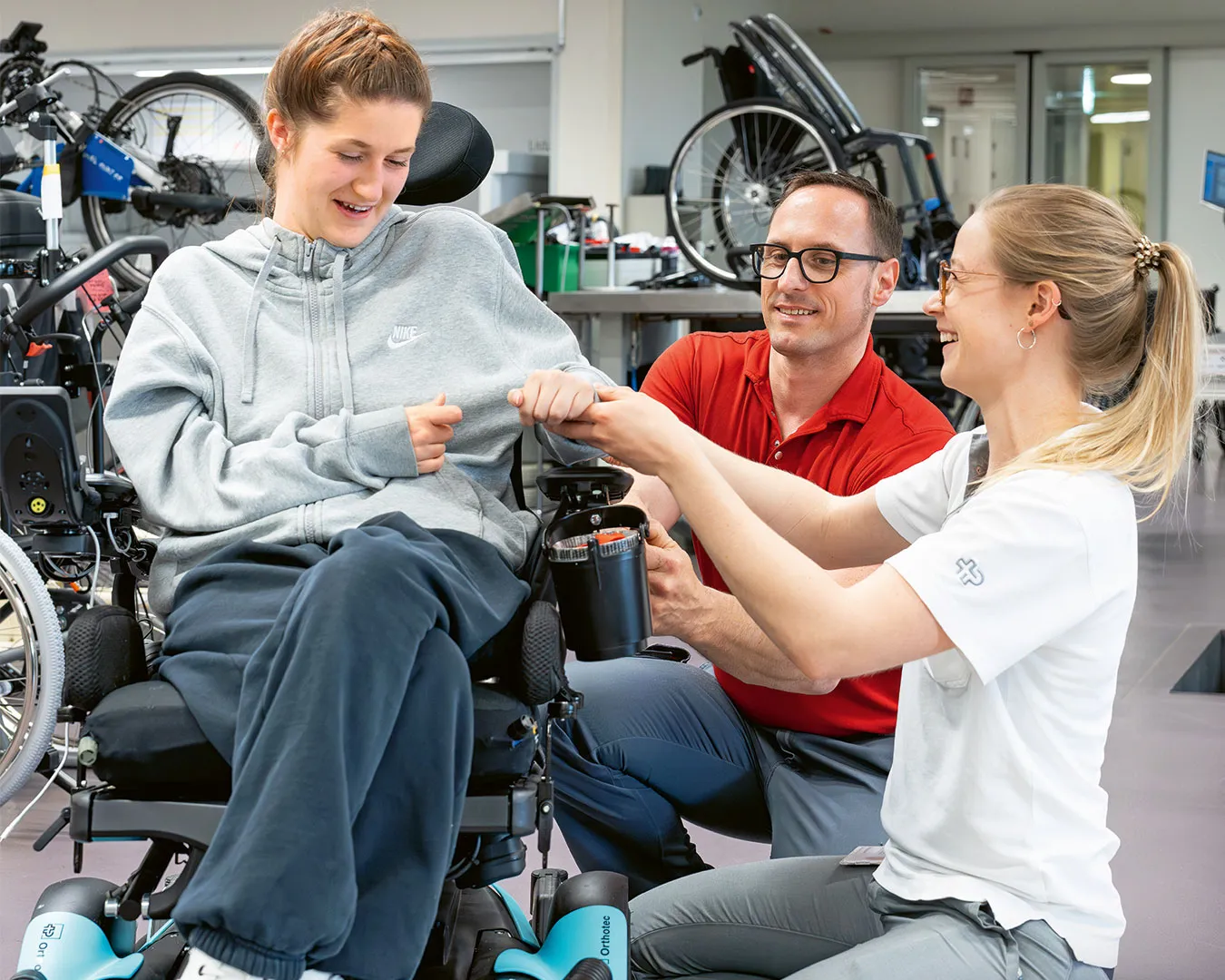 Mechaniker Rehatechnik Roger Wiederkehr mit Ergotherapeutin Nathalie Blümel und Patientin.