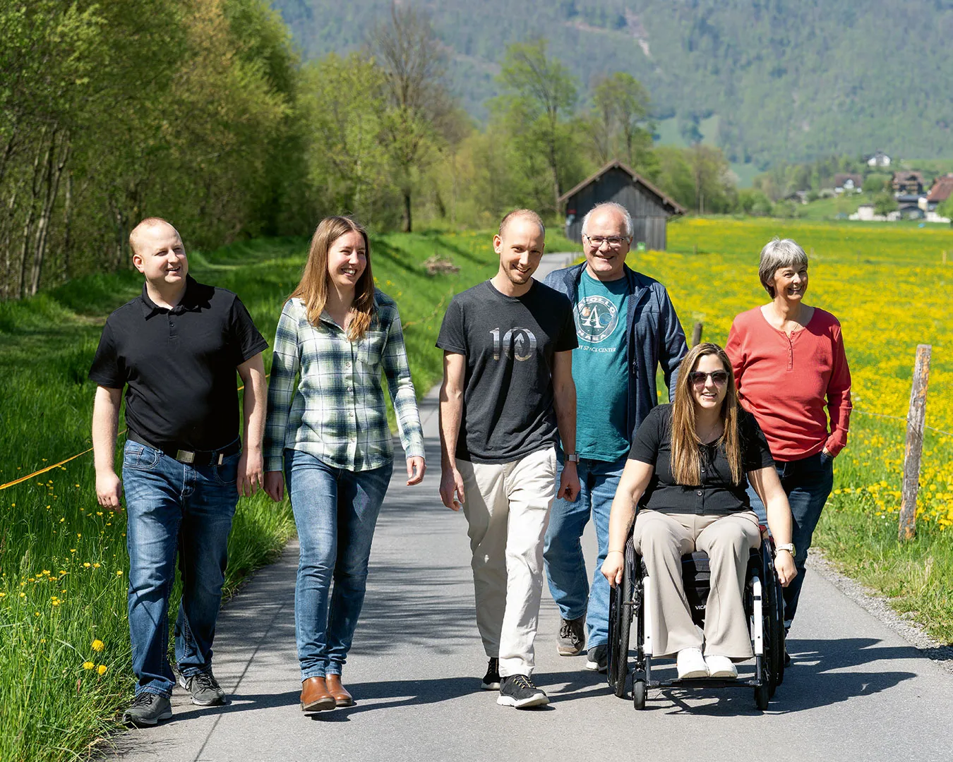 Tanja Odermatt mit ihrer Familie am Spazieren