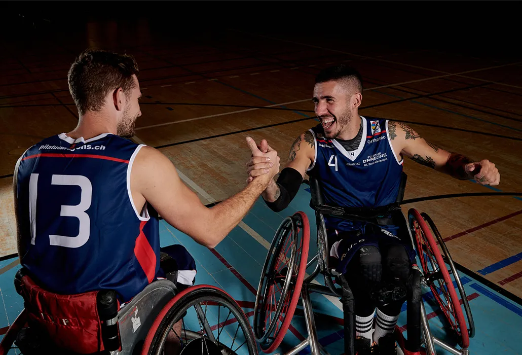 Orthotec Rollstuhlsport Basketballspieler klatschen sich ab