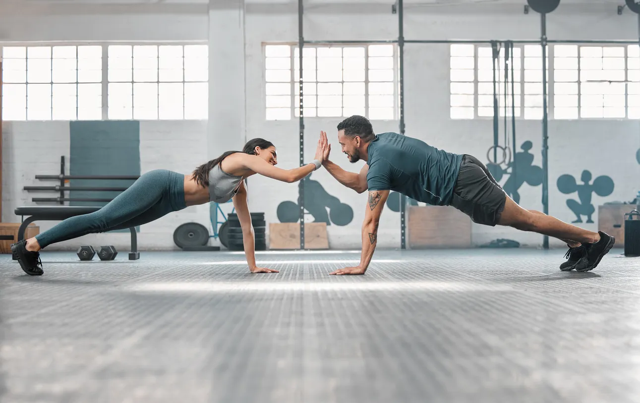 Frau und Mann am Sport machen