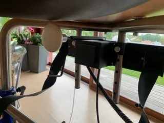 occasion-stehhilfe-schmied-03.jpg Schwarze Katze versteckt sich unter einem Tisch, schaut neugierig hervor.