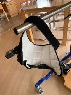 occasion-stehhilfe-schmied-06.jpg Stofftier-Pinguin auf Rollator in Küche platziert.