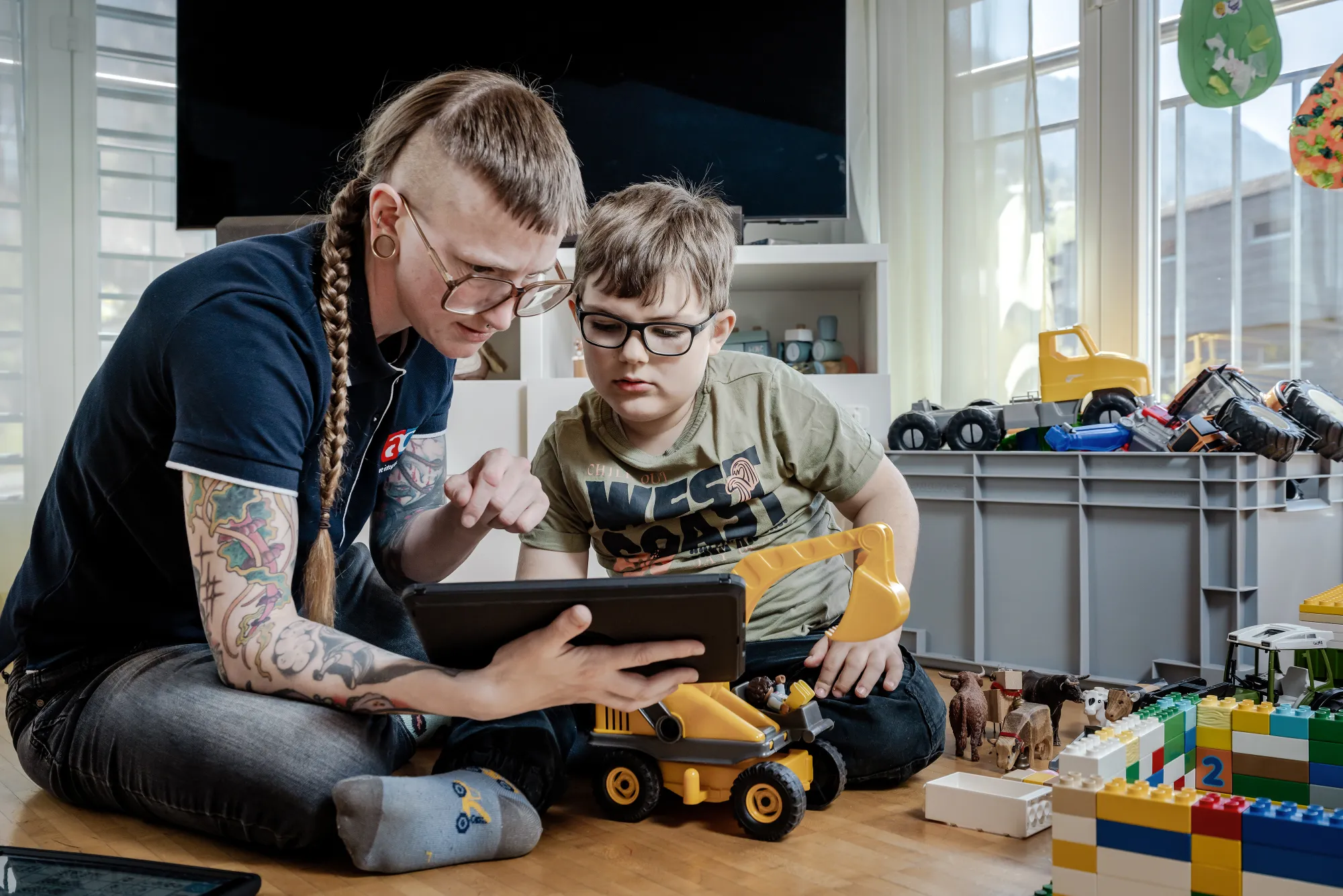Janis Achermann lernt mit seinem iPad