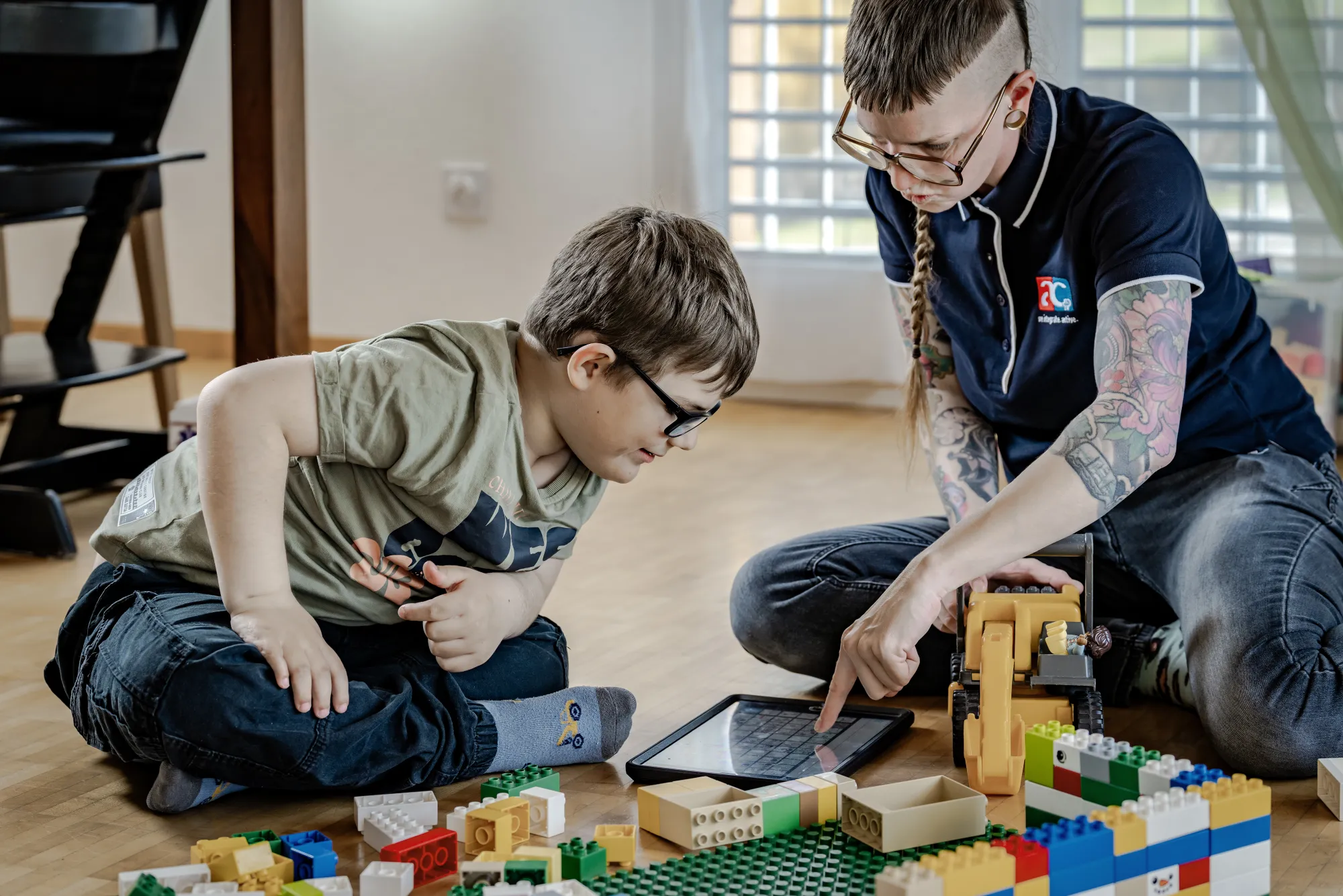 Janis Achermann mit seinem Tablet