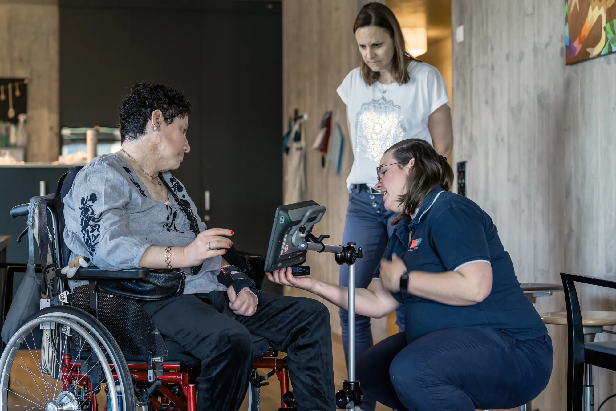 Denise Bigler installiert das Kommunikationsgerät von Claudia Argentieri