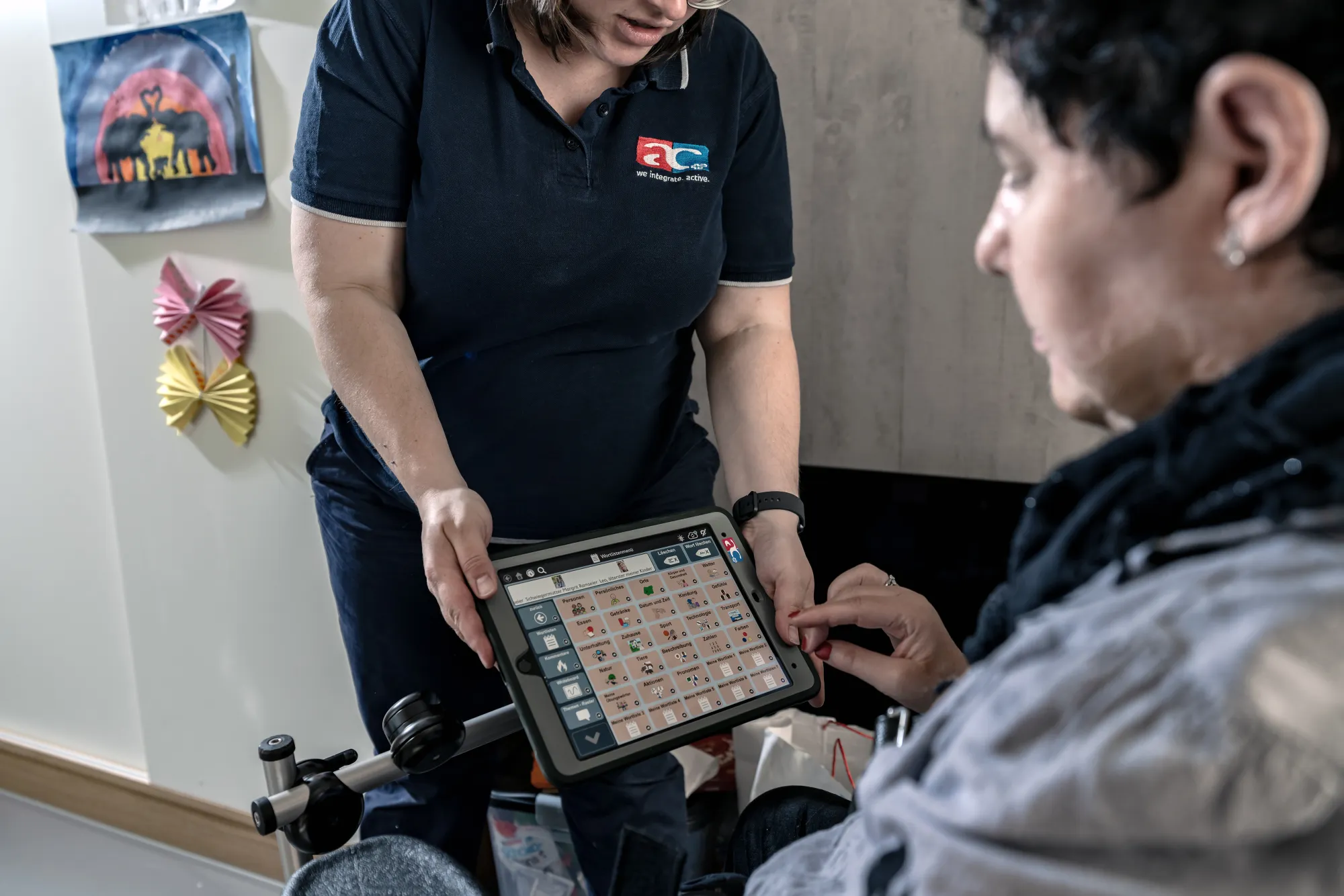 Claudia Argentieri kommuniziert mit einem Kommunikationsgerät