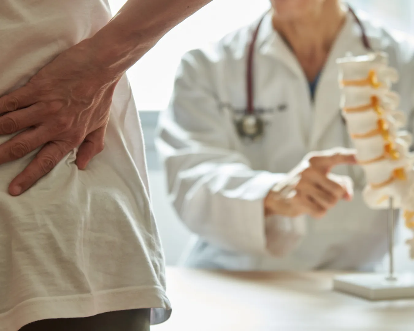 Arzt bespricht mit Patient über Bandscheibenvorfall