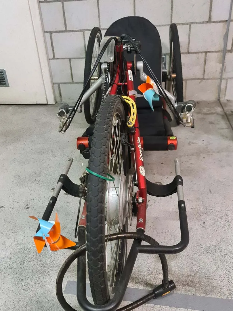 occasion-speedbike-nguyen-02.jpg Fahrrad auf Reparaturständer mit bunten Gurten und Werkzeugen.