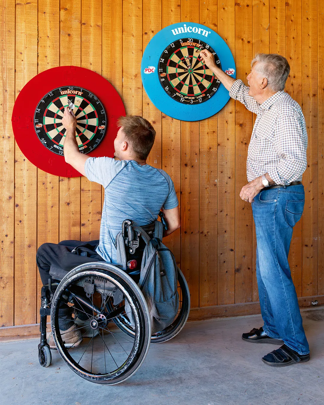 Markus Buser spielt mit seinem Vater zusammen Darts.