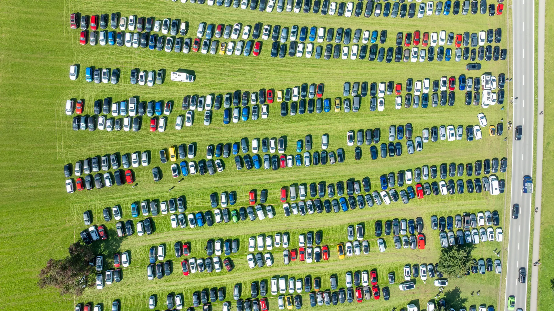 Drohnen-Aufnahme vom improvisierten Parkplatz auf einer Wiese während der Tage der offenen Tür der Schweizer Paraplegiker-Gruppe.