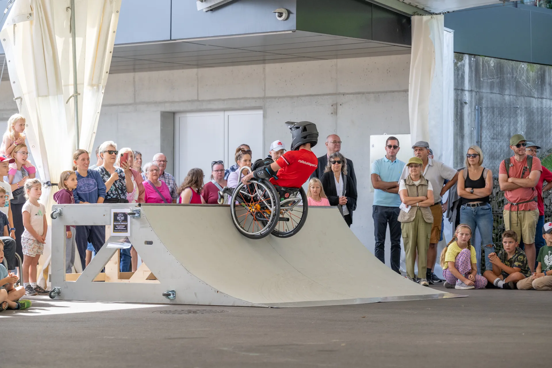 An den Tagen der offenen Tür der Schweizer Paraplegiker-Gruppe zeigt ein Betroffener Skaten im Rollstuhl Besuchenden.