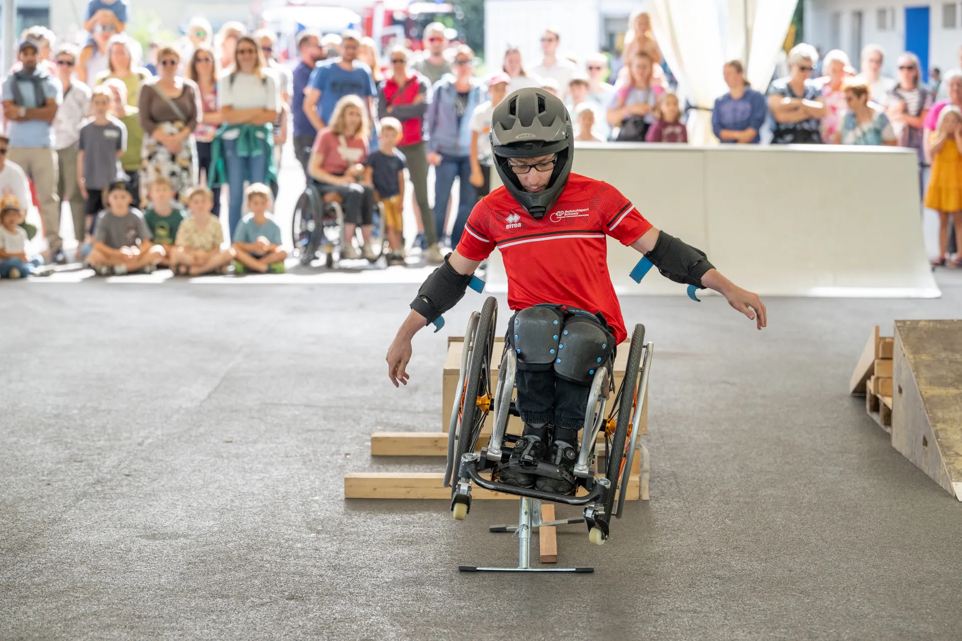 An den Tagen der offenen Tür der Schweizer Paraplegiker-Gruppe zeigt ein Betroffener Skaten im Rollstuhl Besuchenden.