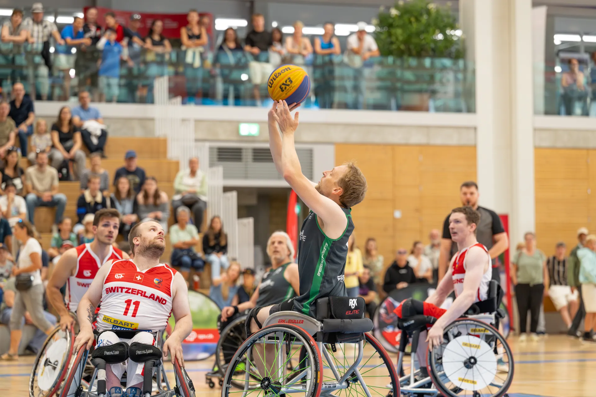 Männer im Rollstuhl spielen an den Tagen der offenen Tür der Schweizer Paraplegiker-Gruppe in Nottwil Basketball.