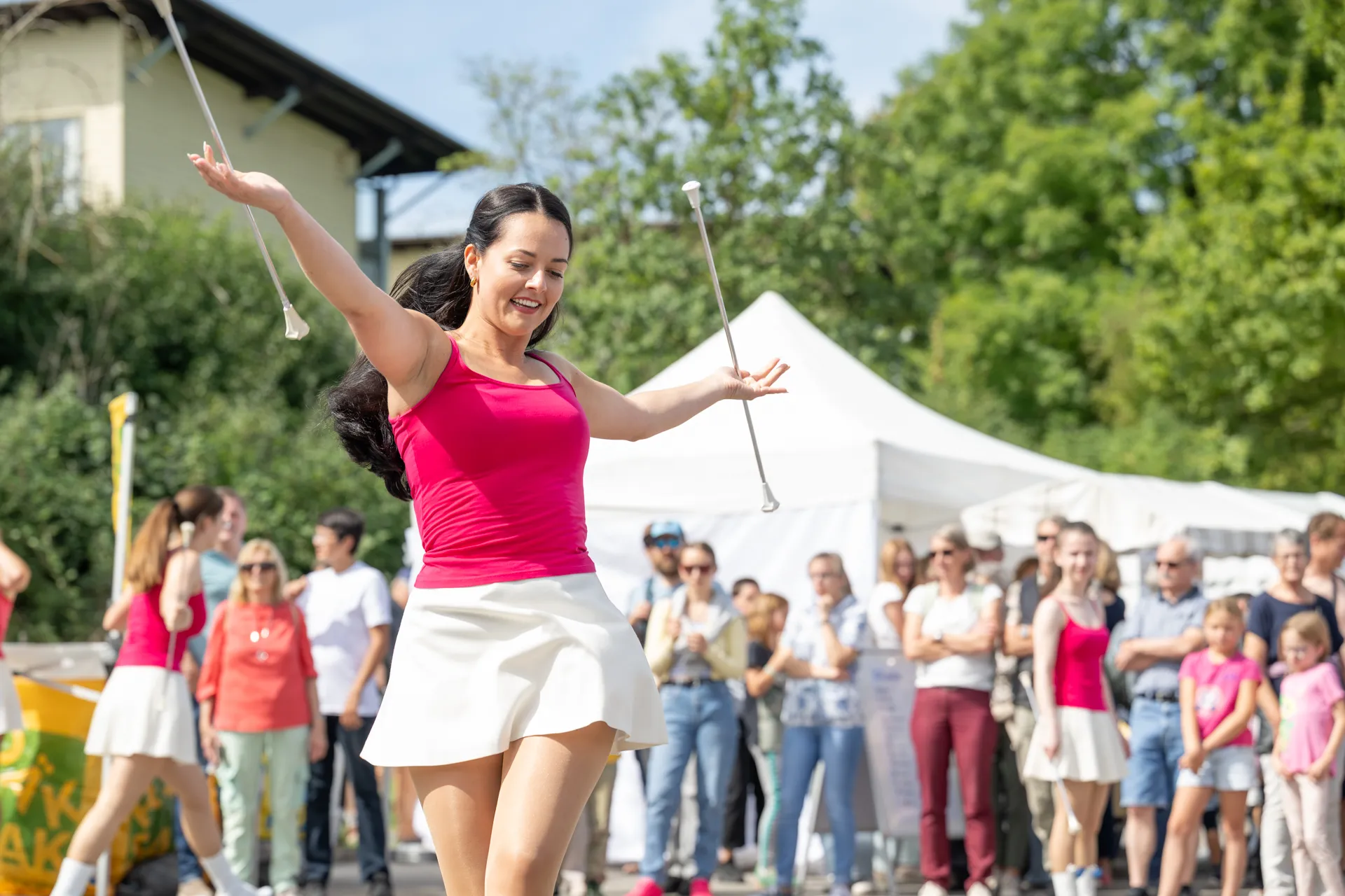 Majoretten tanzen für die Besucherinnen der Tage der offenen Tür in Nottwil.