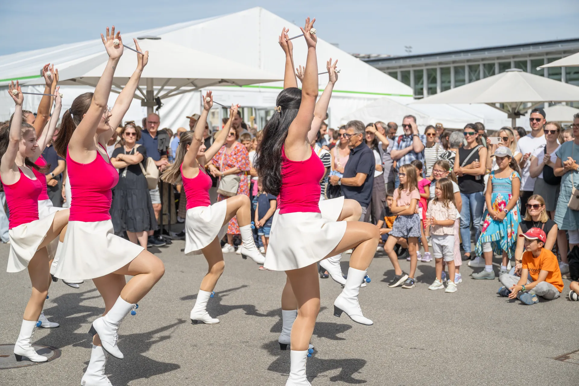 Majoretten tanzen für die Besucherinnen der Tage der offenen Tür in Nottwil.