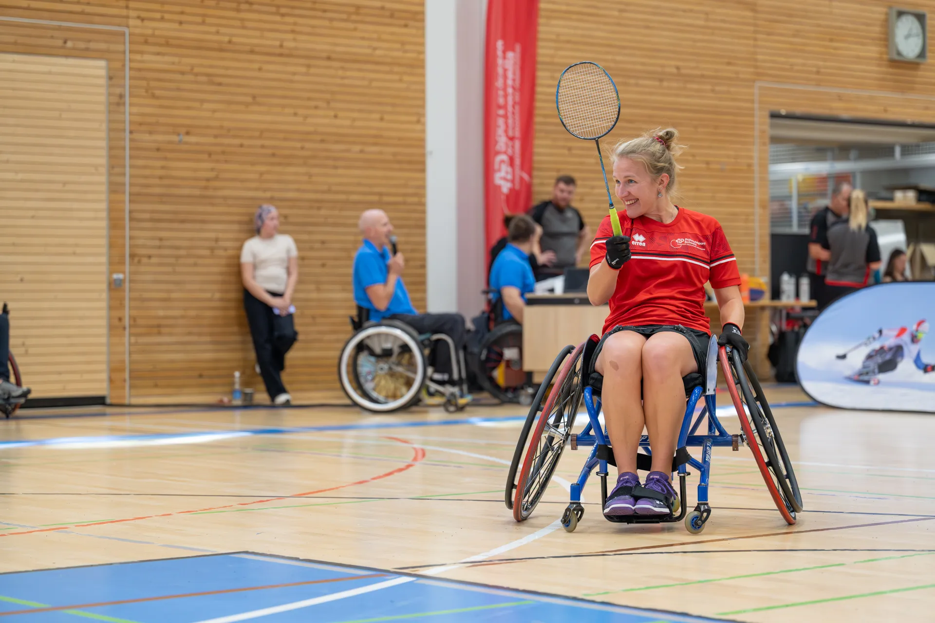Eine Frau spielt an den Tagen der offenen Tür der Schweizer Paraplegiker-Gruppe in Nottwil in der Sporthalle Badmington.