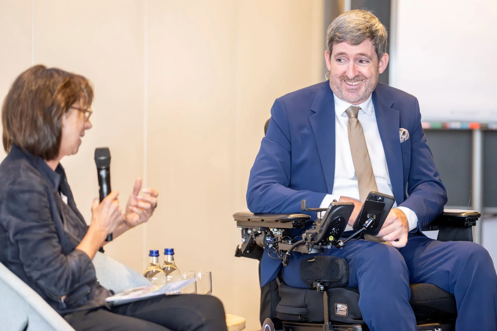 Heidi Hanselmann, Stiftungsratspräsidentin und Nationalrat Philipp Kutter im Gespräch