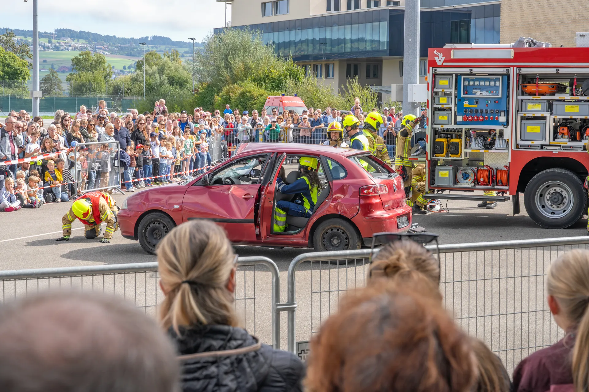 Eine Fahrzeug-Rettung wird nachgespielt an den Tagen der offenen Tür der Schweizer Paraplegiker-Gruppe.