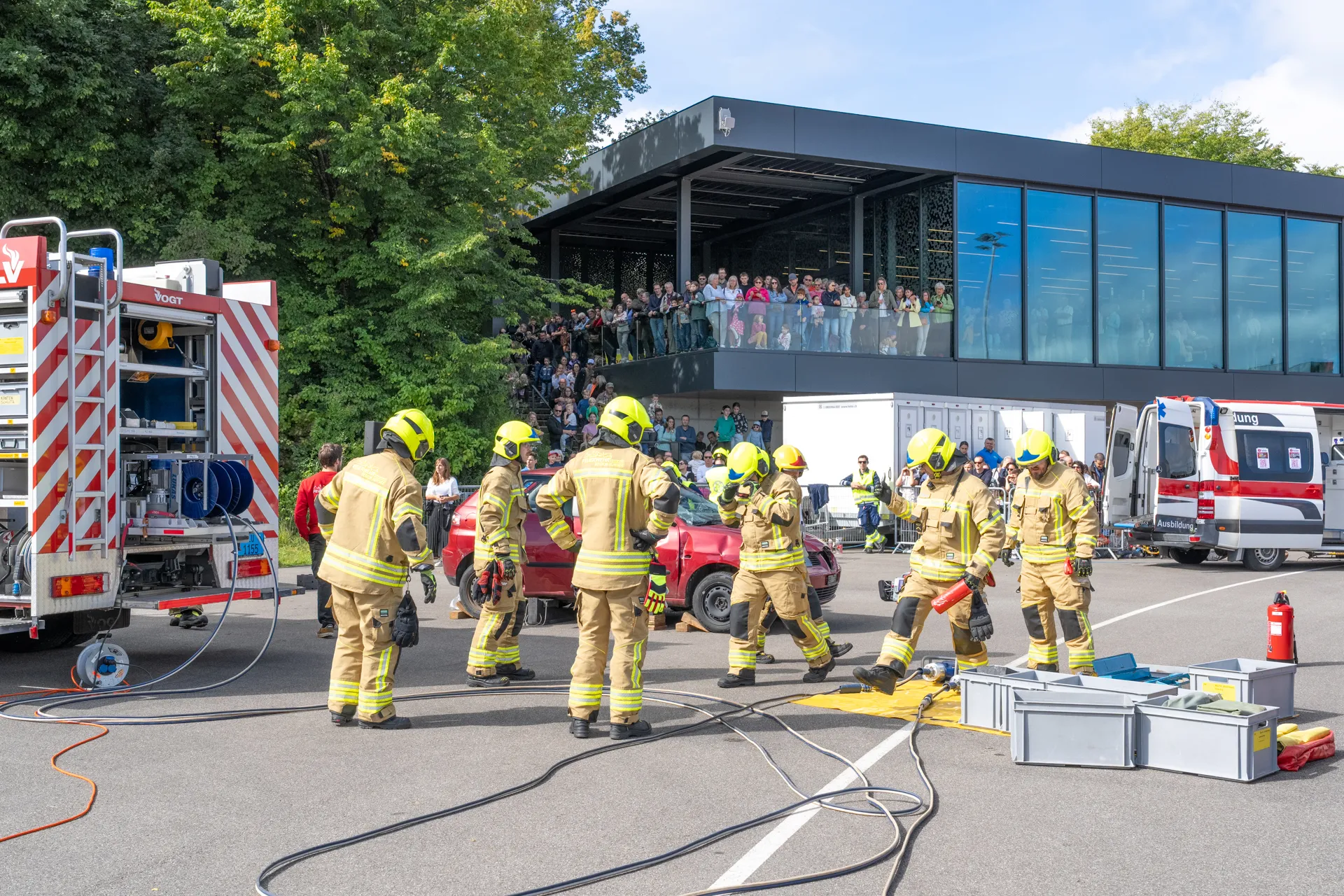 Eine Fahrzeug-Rettung wird nachgespielt an den Tagen der offenen Tür der Schweizer Paraplegiker-Gruppe.
