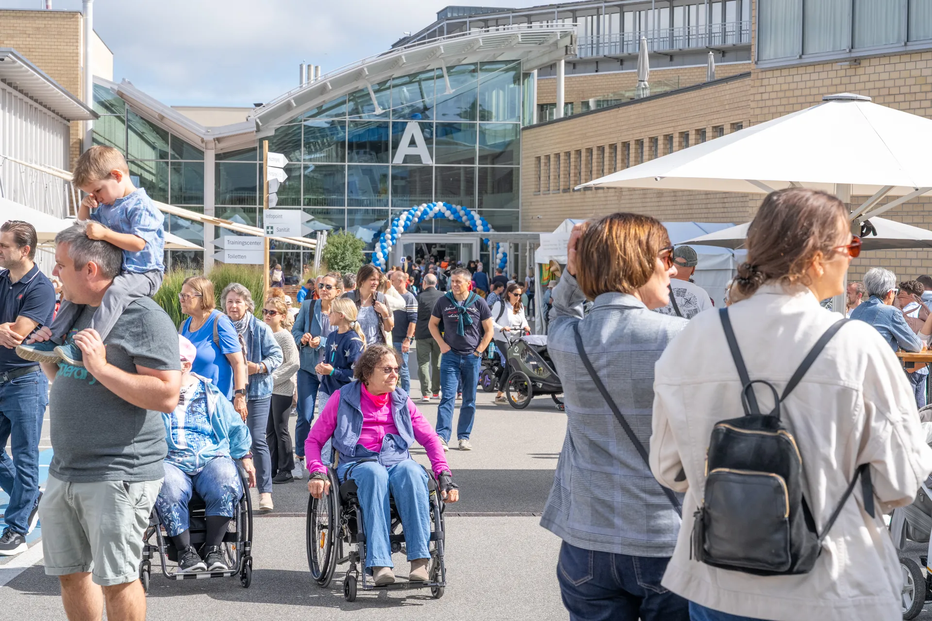 Besucherinnen und Besucher vor dem Eingang des Schweizer Paraplegiker-Zentrums an den Tagen der offenen Tür der Schweizer Paraplegiker-Gruppe.