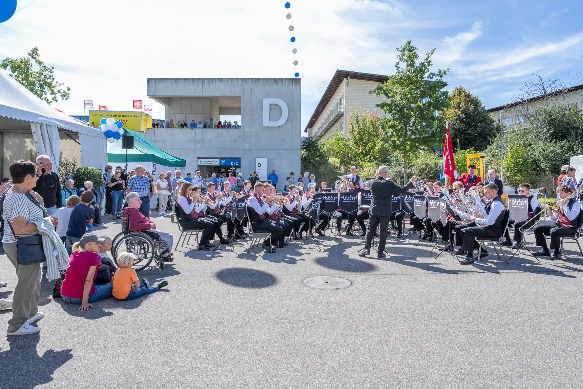 Eine Musik spielt auf dem Vorplatz vor dem Schweizer Paraplegiker-Zentrum an den Tagen der offenen Tür der Schweizer Paraplegiker-Gruppe.