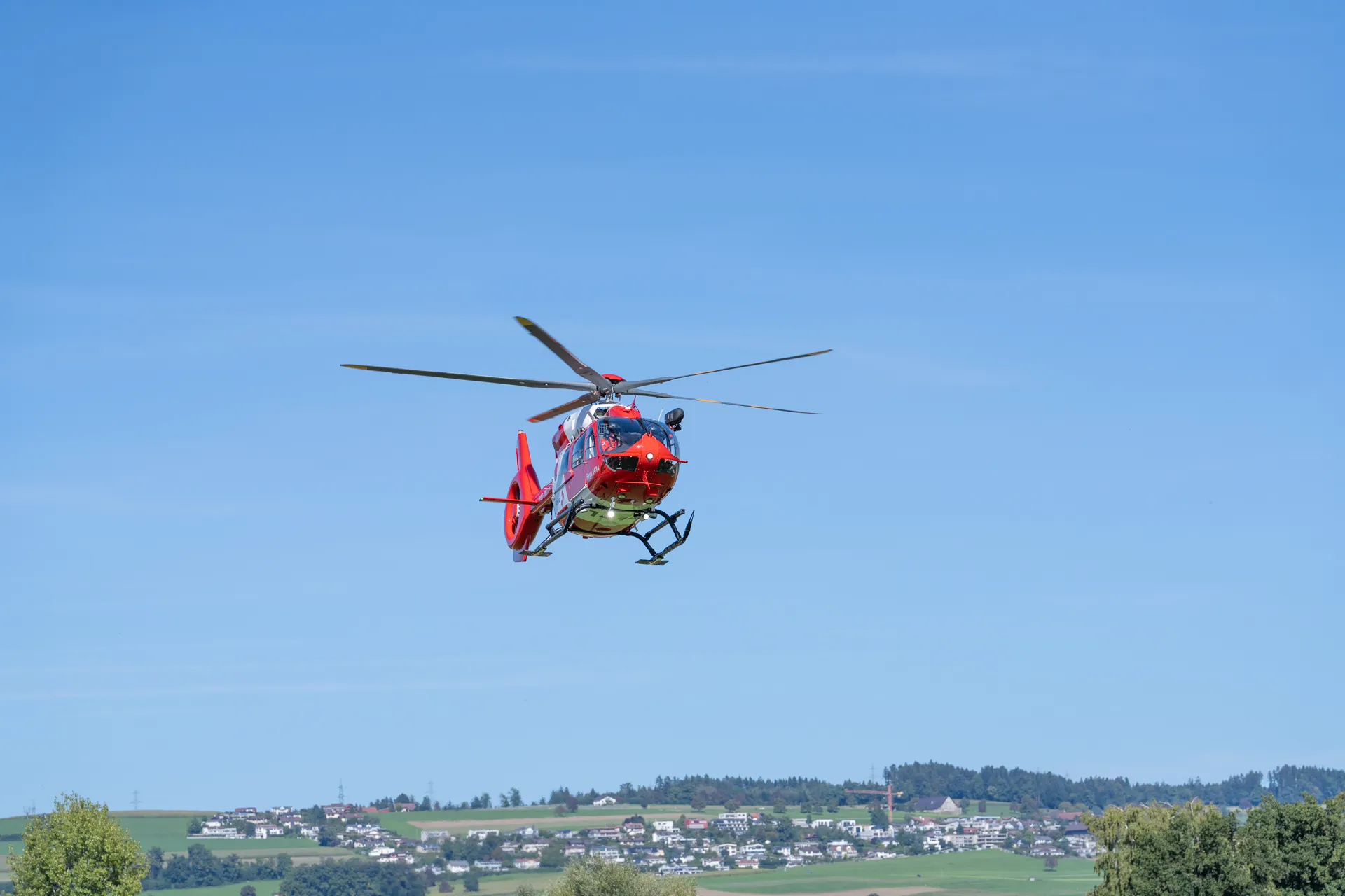 Ein Helikopter der Rega fliegt an den Tagen der offenen Tür der Schweizer Paraplegiker-Gruppe den Sportplatz neben dem SPZ an.