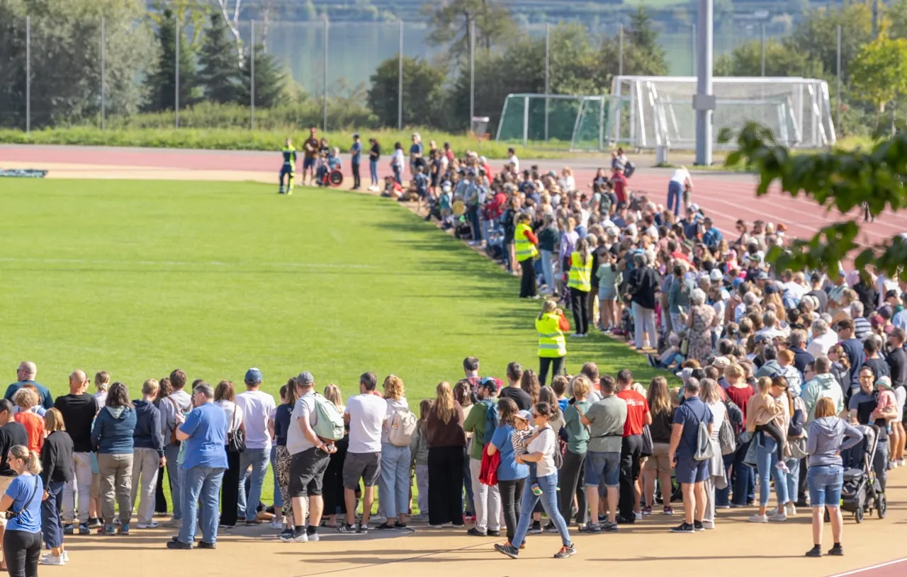 Eine Menschenmenge hat sich um den Sportplatz des Campus Nottwil an den Tagen der offenen Tür der Schweizer Paraplegiker-Gruppe versammelt.