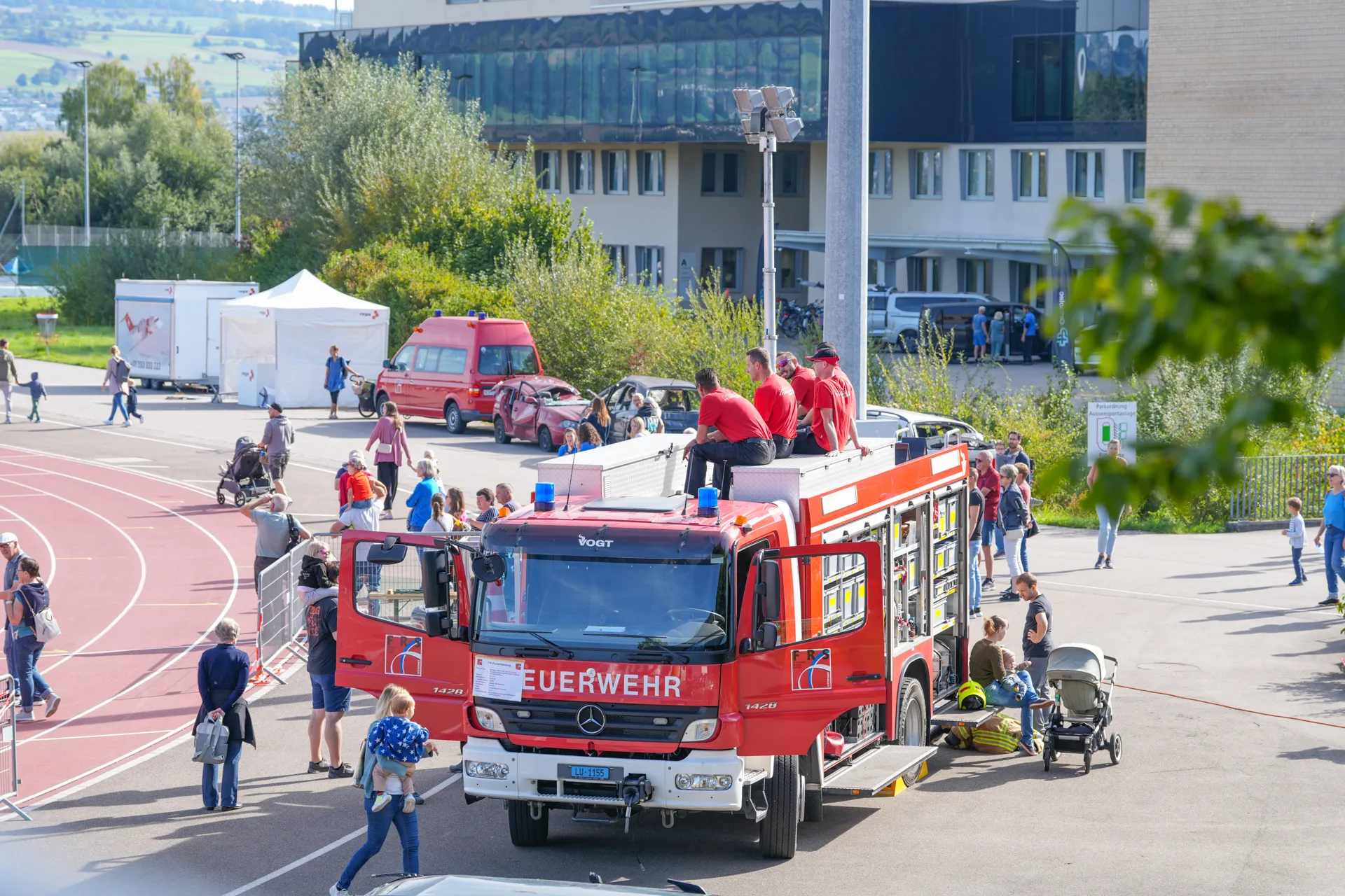Ein Feuerwehrwagen auf dem Sportplatz des Campus Nottwil an den Tagen der offenen Tür.