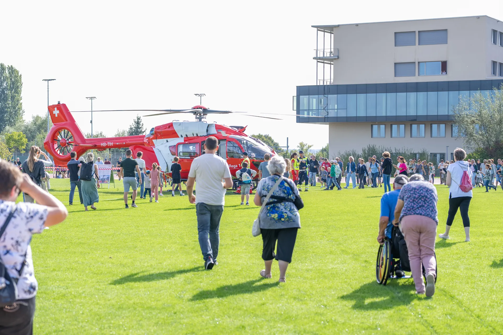 Eine Menschenmenge beobachtet an den Tagen der offenen Tür der Schweizer Paraplegiker-Gruppe in Nottwil den eben gelandeten Helikopter der Rega.
