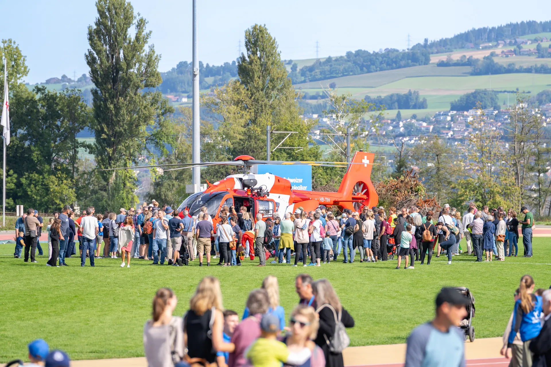 Eine Menschenmenge beobachtet an den Tagen der offenen Tür der Schweizer Paraplegiker-Gruppe in Nottwil den eben gelandeten Helikopter der Rega.