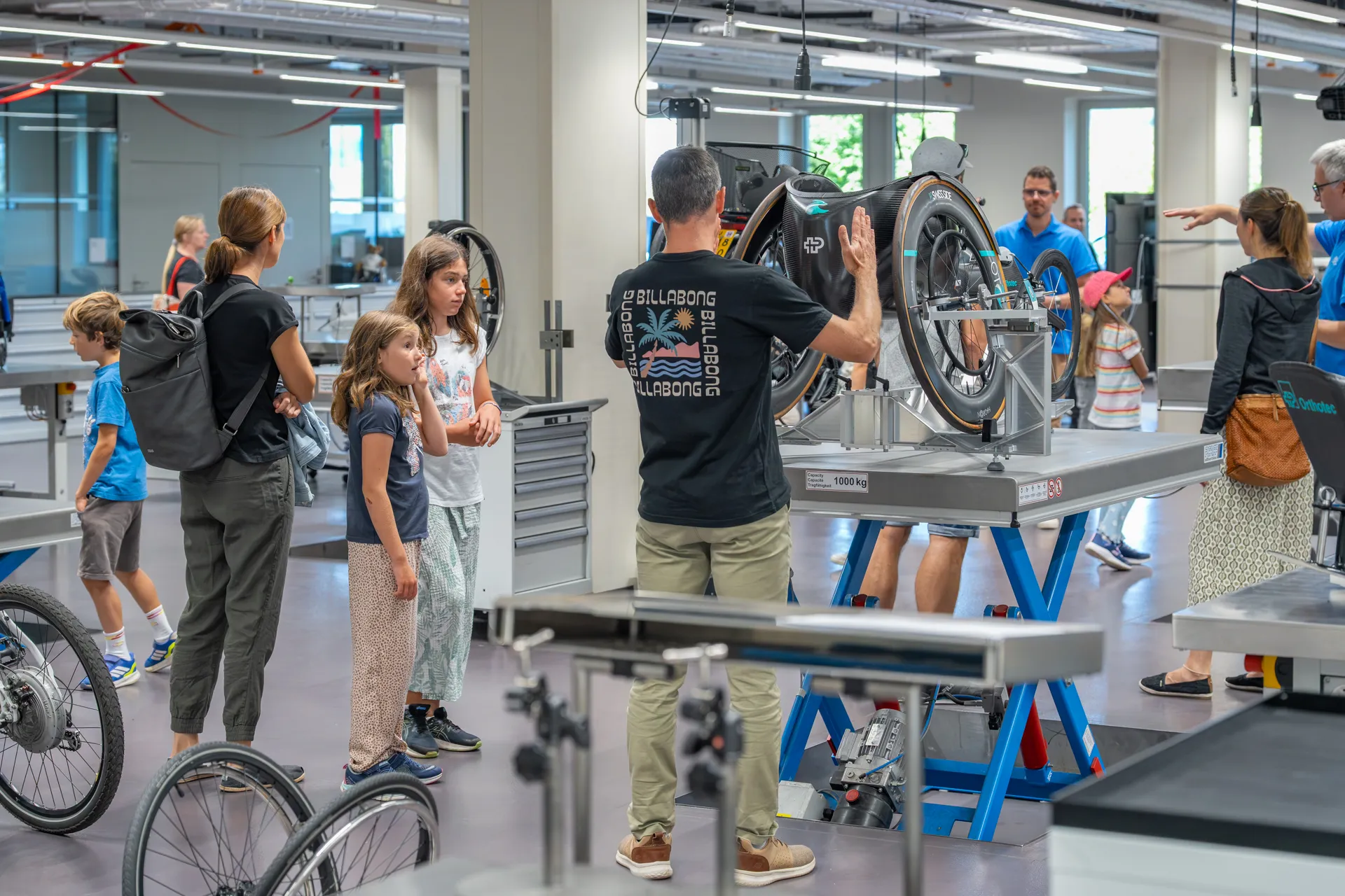Auf einem Rundgang an den Tagen der offenen Tür der Schweizer Paraplegiker-Gruppe zeigt ein Mitarbeiter einen speziellen Rollstuhl.