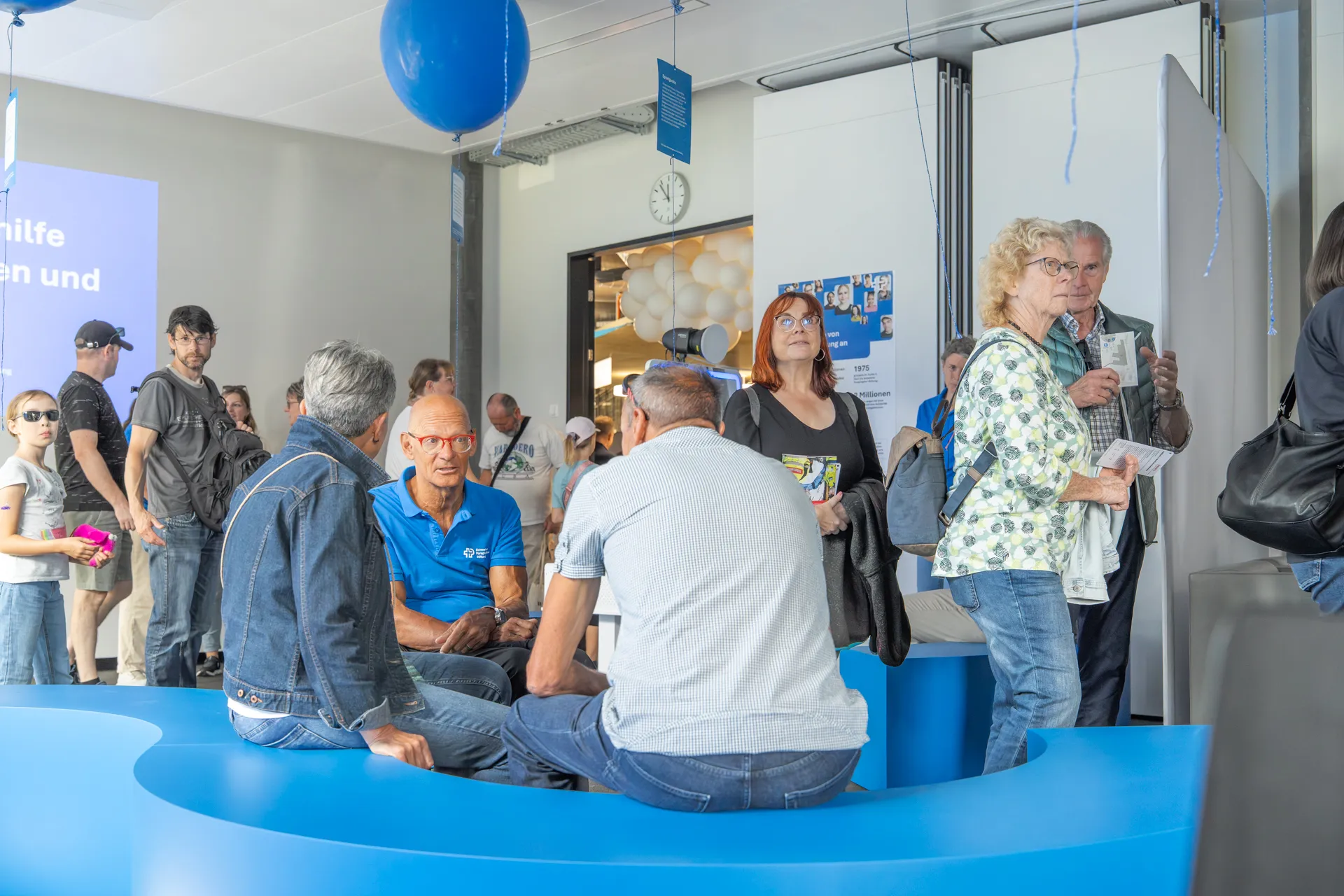 Heinz Frei spricht mit Besucherinnen der Tage der offenen Tür der Schweizer Paraplegiker-Gruppe in Nottwil.