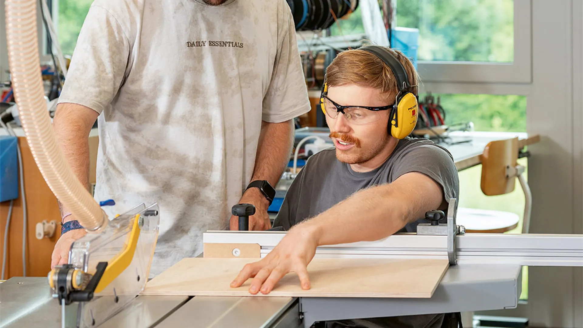 Tim Harder am Holz schneiden