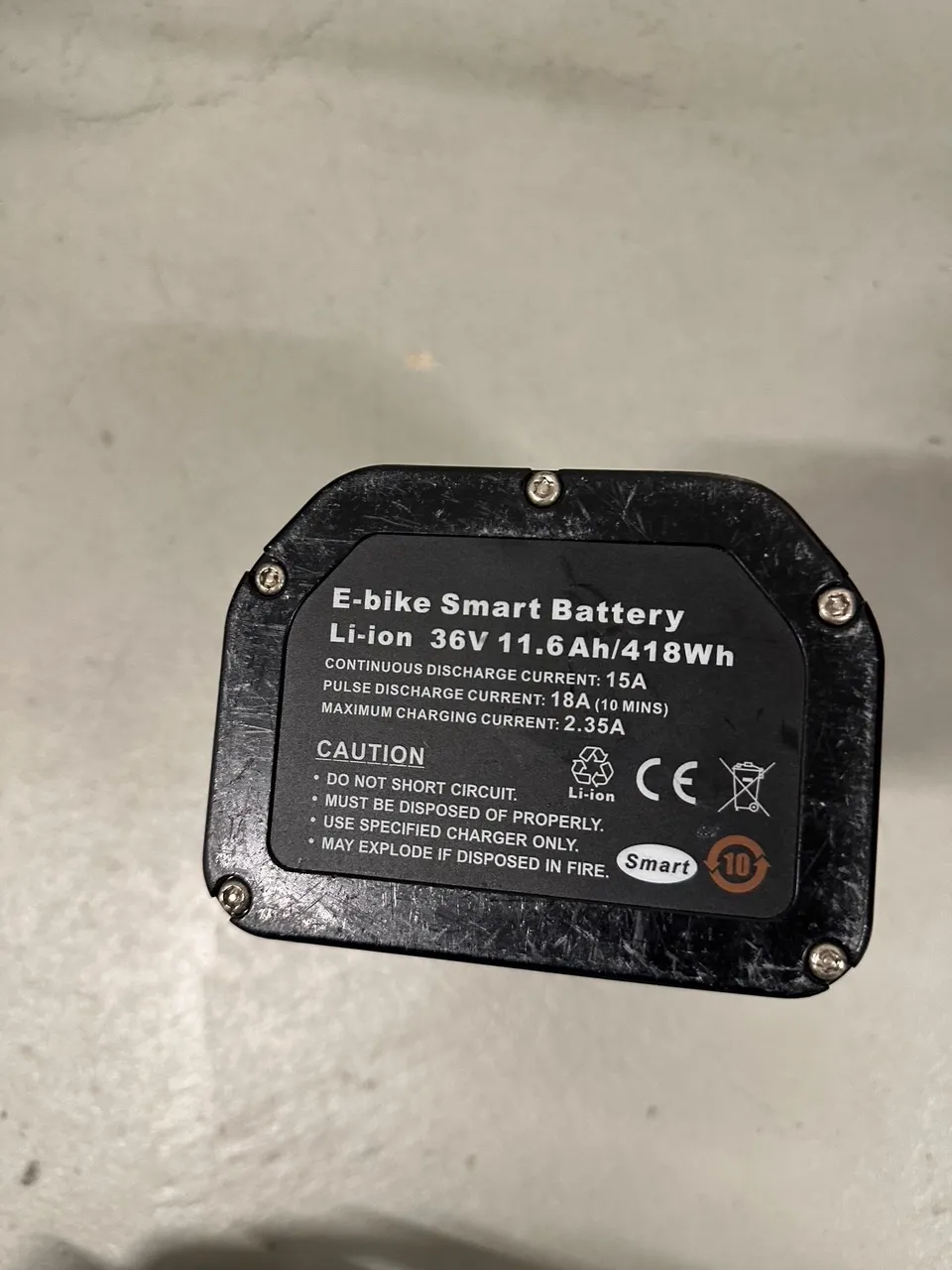 occasion-batterien-stricker-klaeger-01.jpg Schwarzes Etikett mit weißer Schrift, zeigt technische Informationen und Warnhinweise.