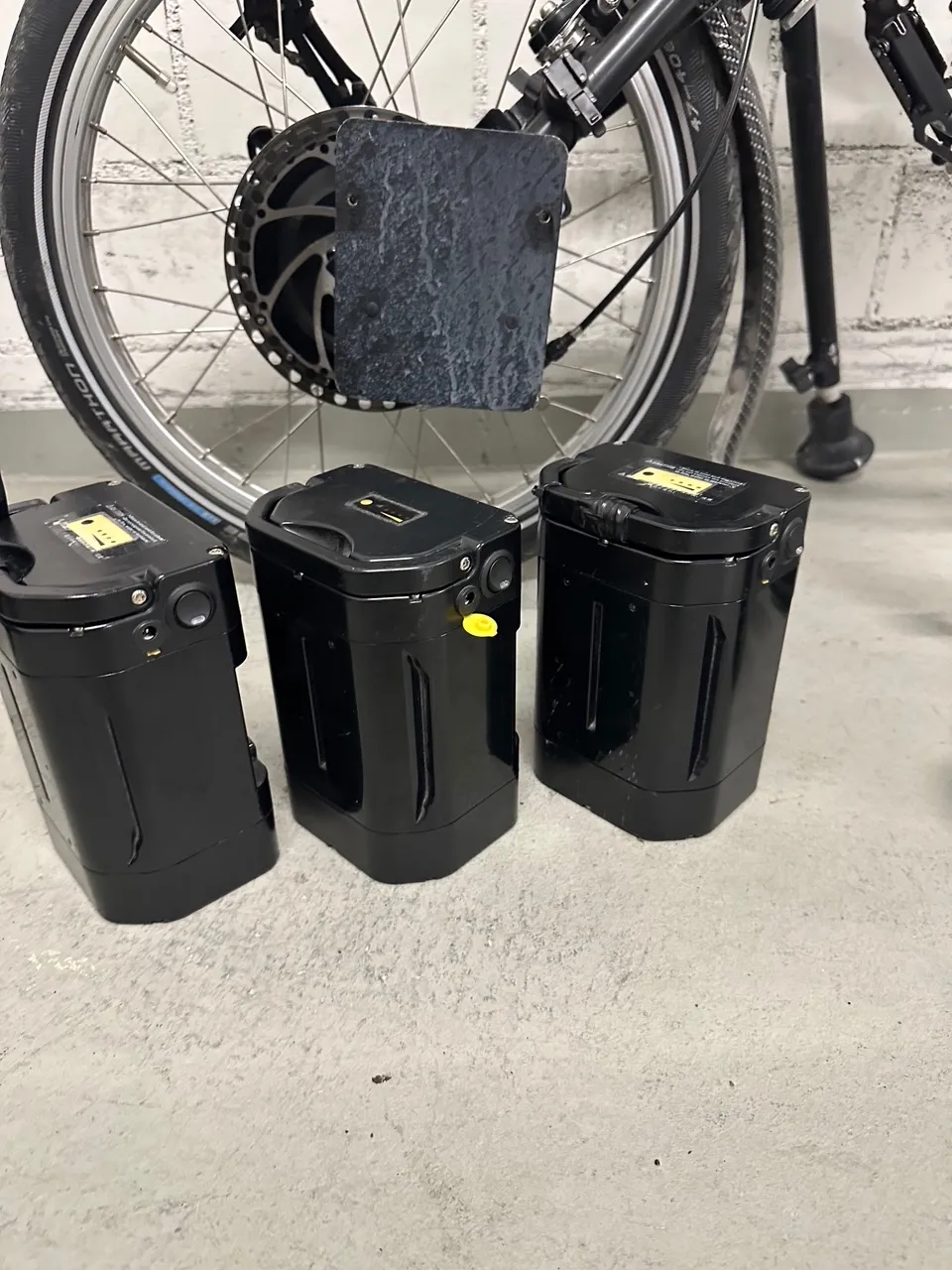 occasion-batterien-stricker-klaeger-03.jpg Schwarze Fahrradtaschen an Hinterrad eines Fahrrads.