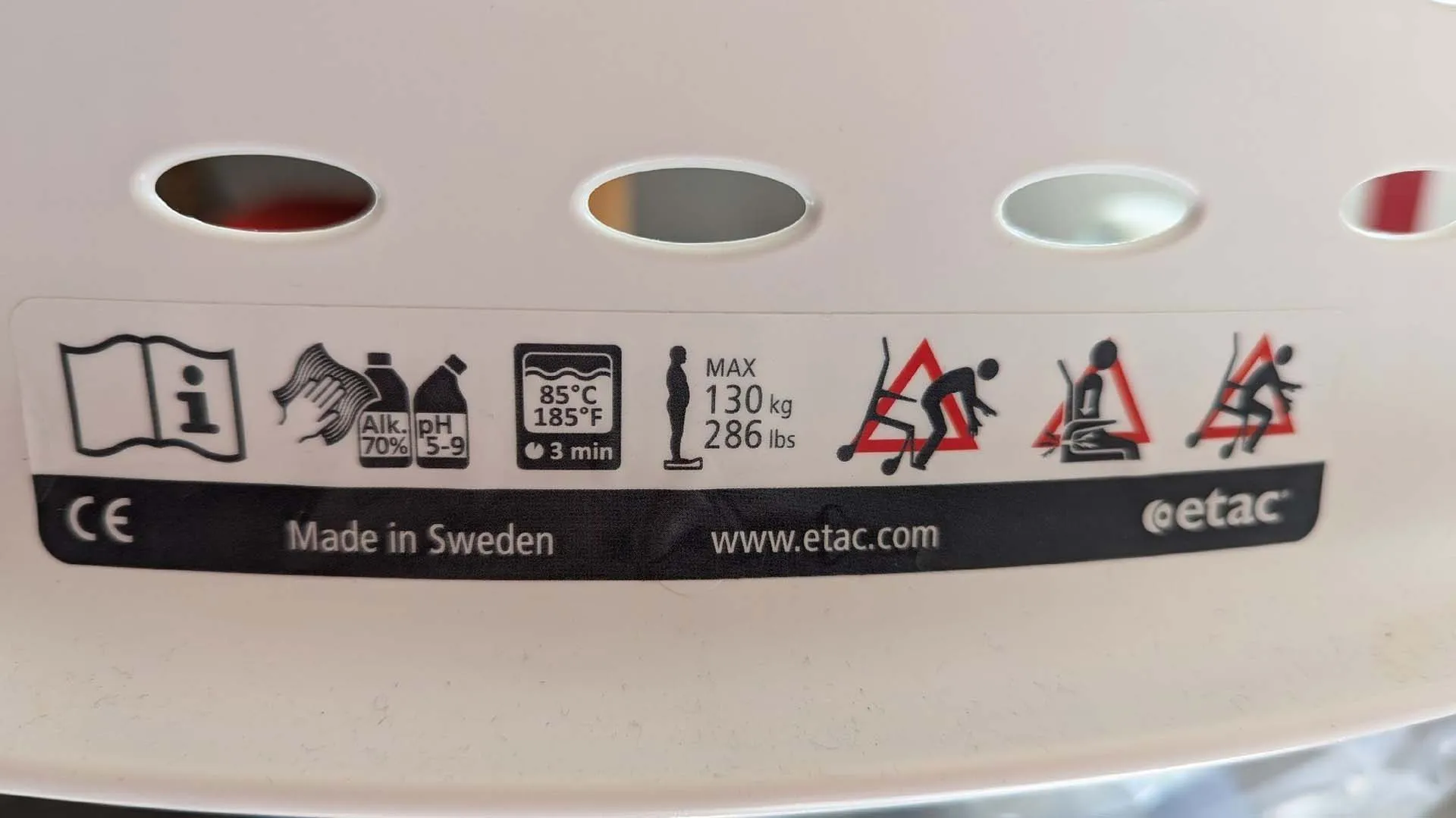 Nahaufnahme einer Reihe von Symbolen für Produktwarnungen und -anweisungen auf einem Etikett.