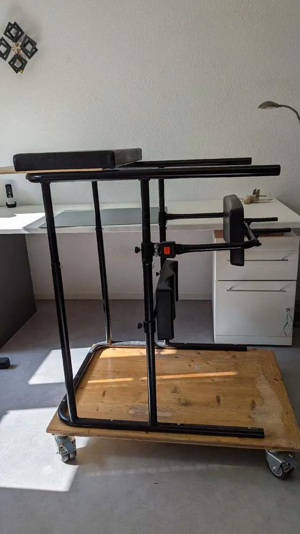 occasion-praschberger-stehtisch-laimer-01.jpg Vintage Ärztliche Waage mit Holzplattform und schwarzem Metallrahmen im Schlafzimmer.