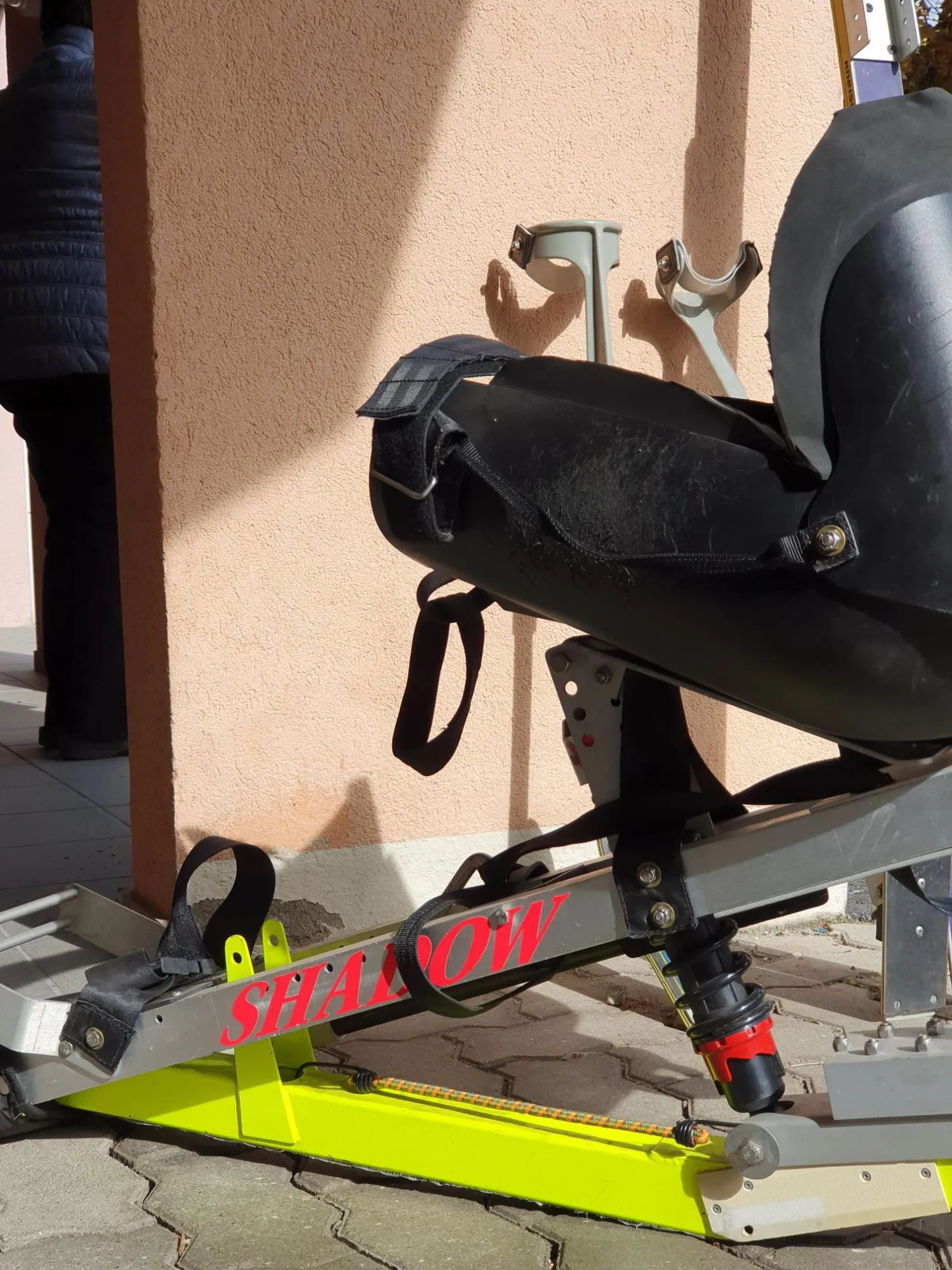 occasion-quickie-skibob-torny-03.jpg Nahaufnahme eines Fahrradpedals und -rahmens auf einem Holzboden.