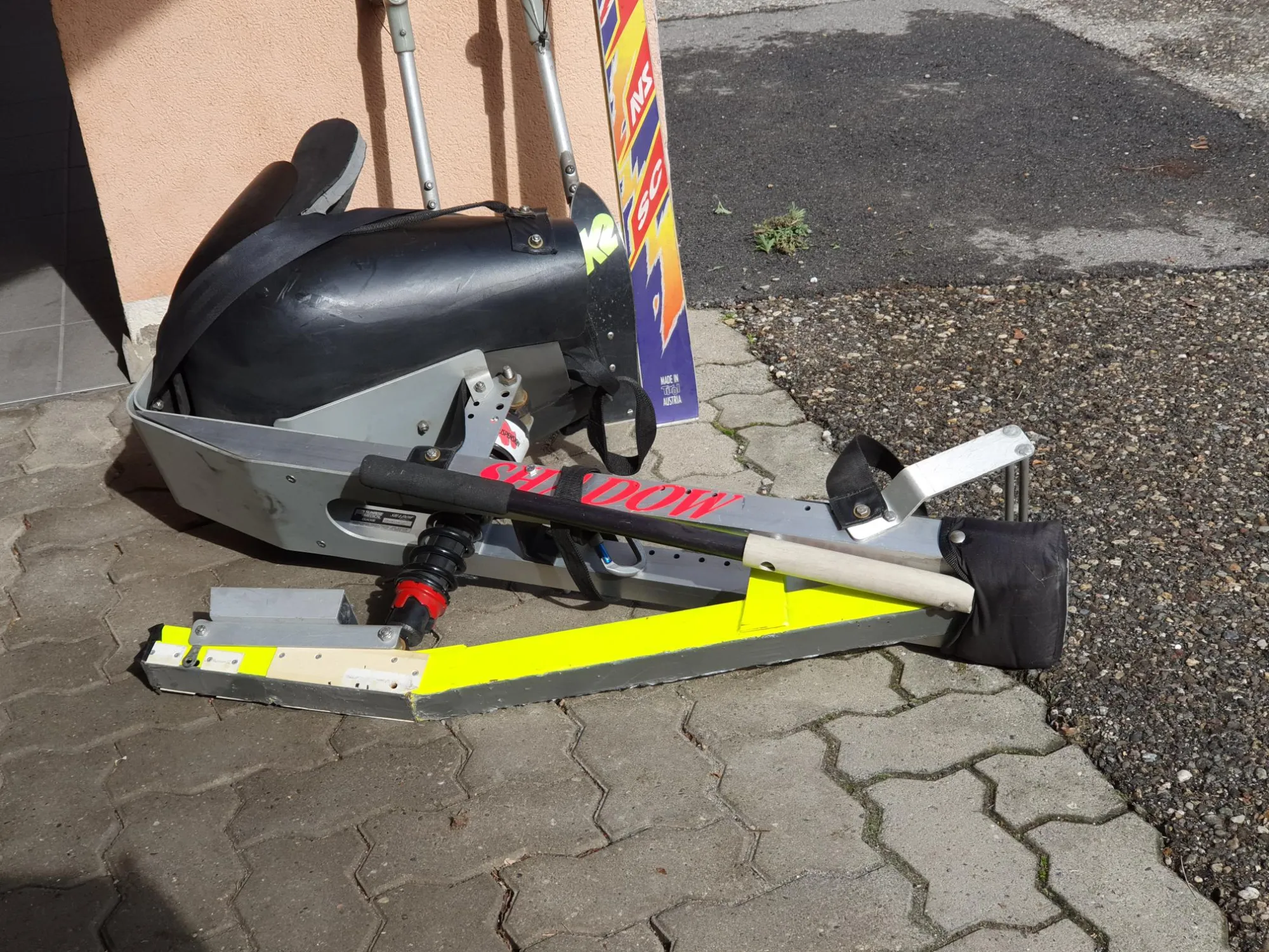 occasion-quickie-skibob-torny-04.jpg Rollerblade-Schuhe und farbenfrohe Scooter auf dem Bürgersteig.