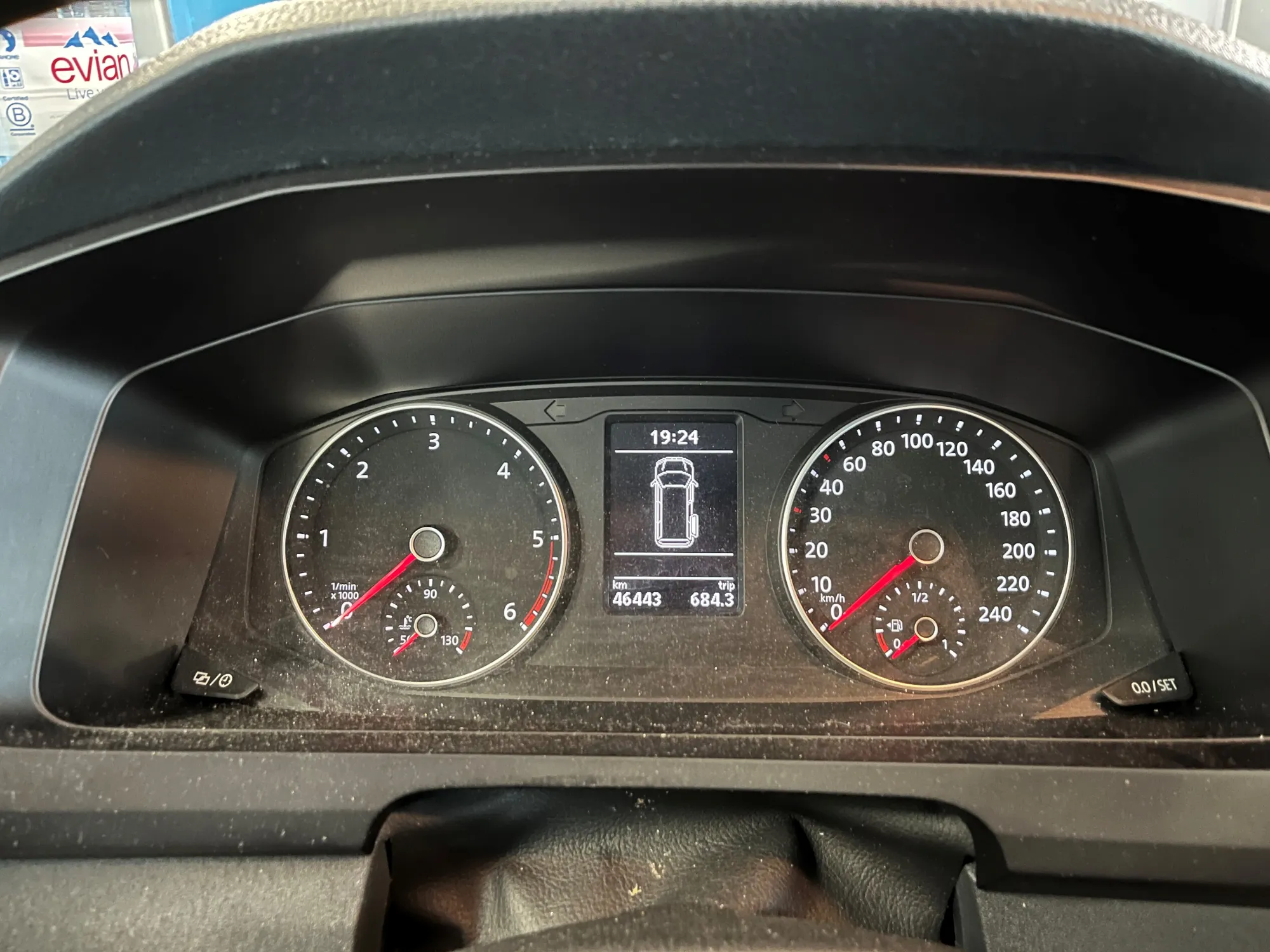 Armaturenbrett eines Autos mit Tachometer und Drehzahlmesser, digitales Display in der Mitte.