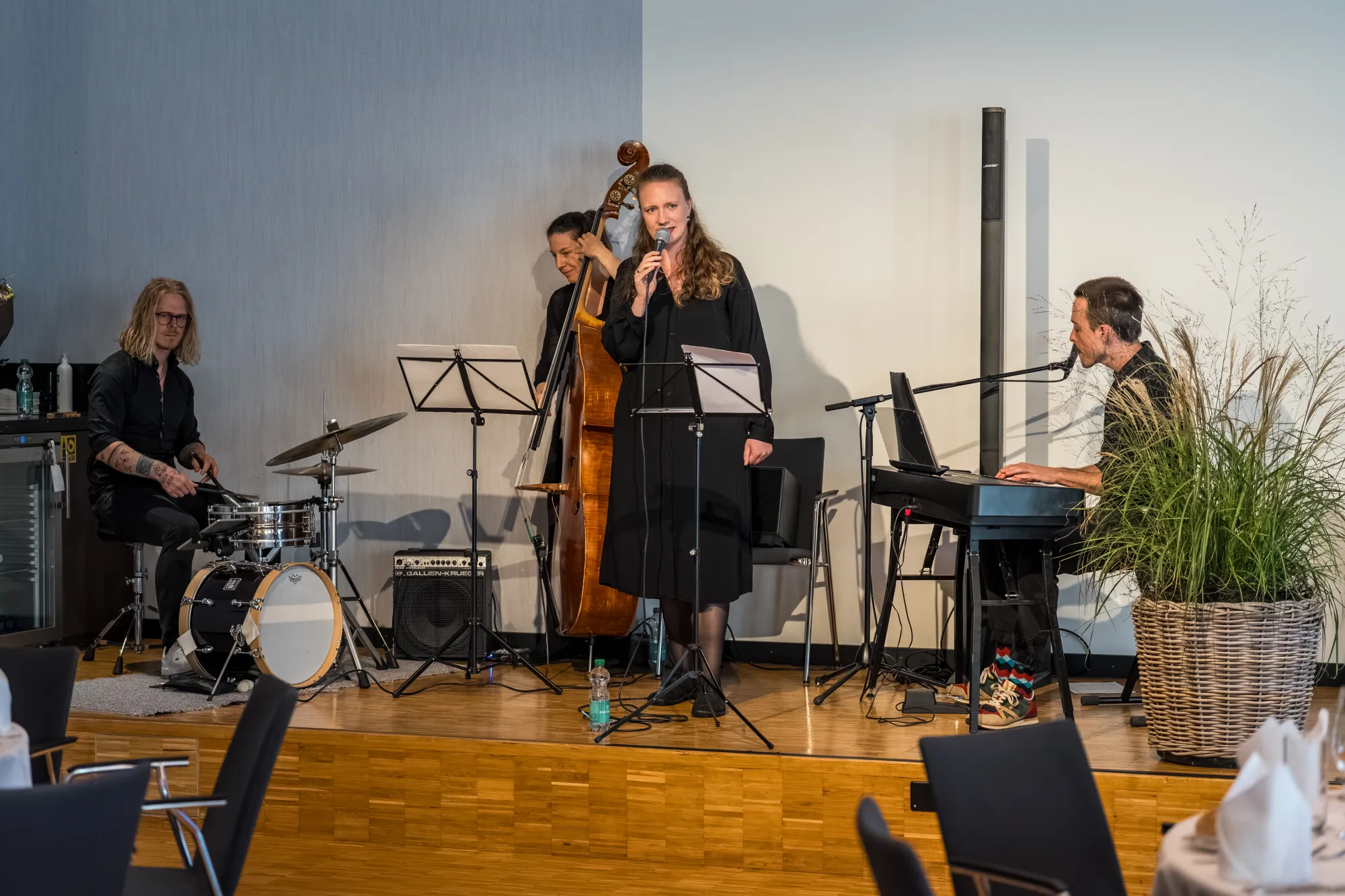 Querschnittgelähmte-des-jahres-band-buehne