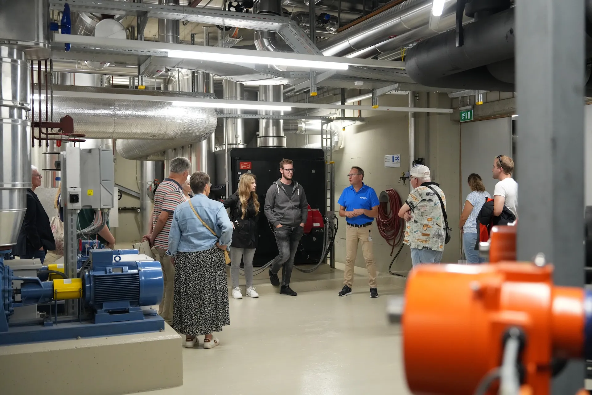 Besucherinnen an den Tagen der offenen Tür in Nottwil bei einer Führung durch die Technikräume.