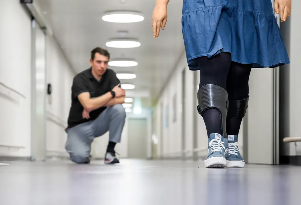 Orthotec Technique orthopédique – Marie-Sophie utilise son orthèse pour se balader