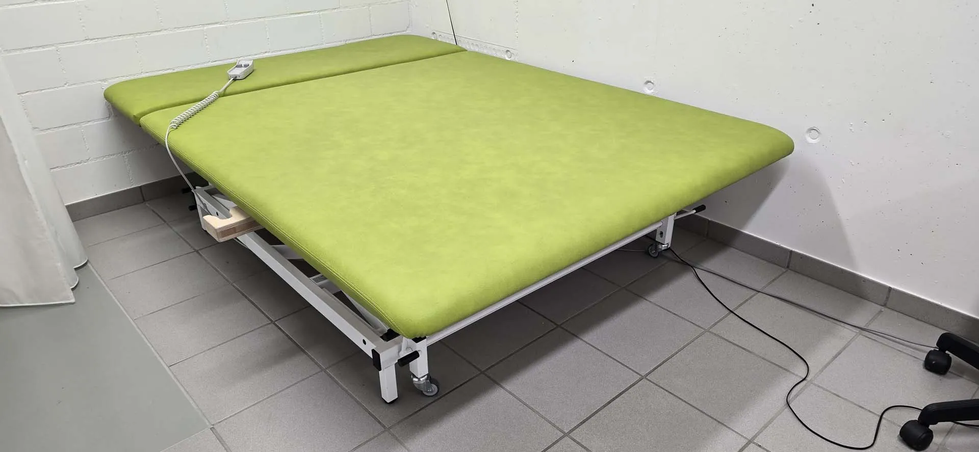 occasion-liege-ofner-02.jpg Lime green fabric-covered modern platform bed with metal legs on tiled floor